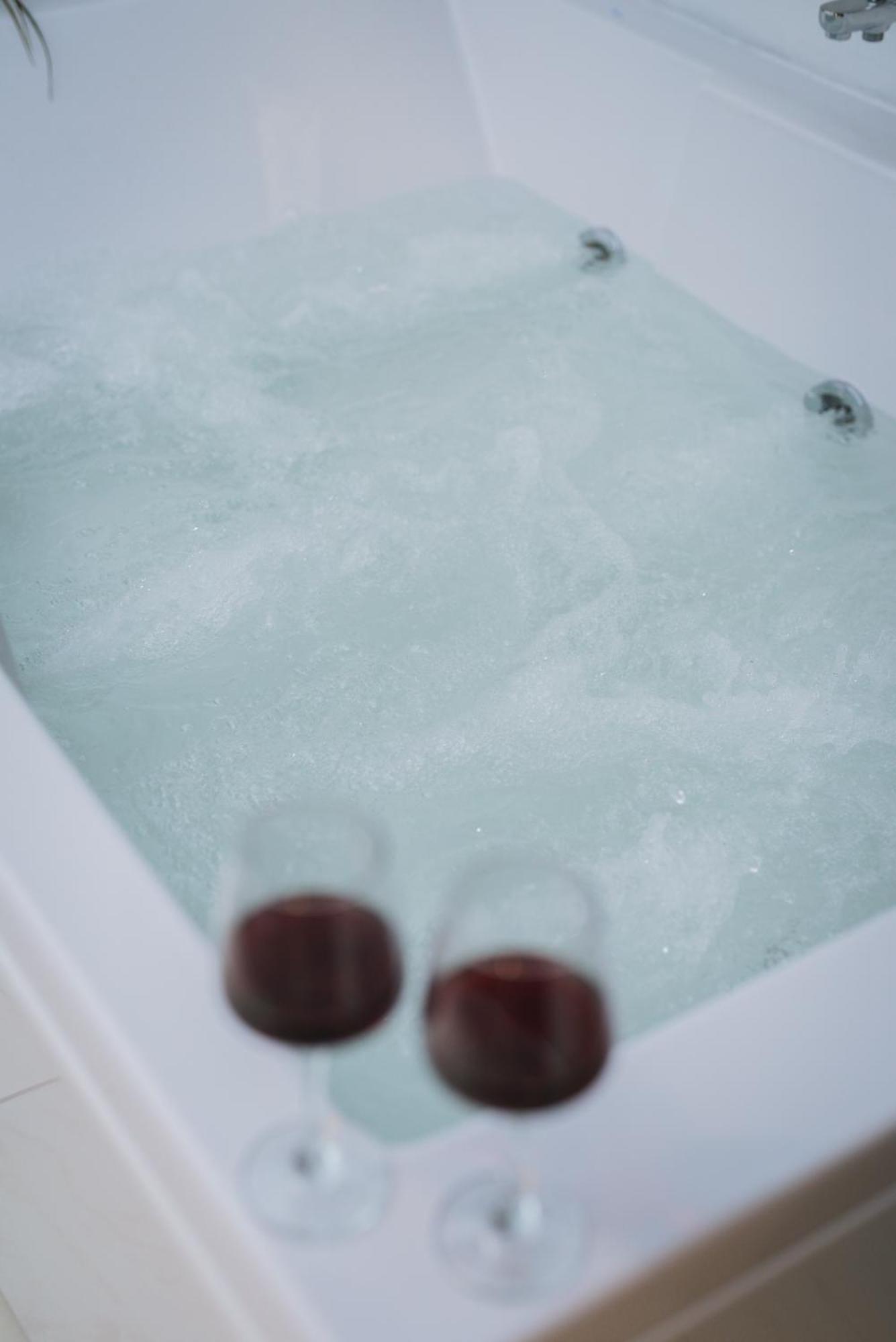 Stylish Apt W Jacuzzi, 5 Min To White Tower Thessaloníki Luaran gambar
