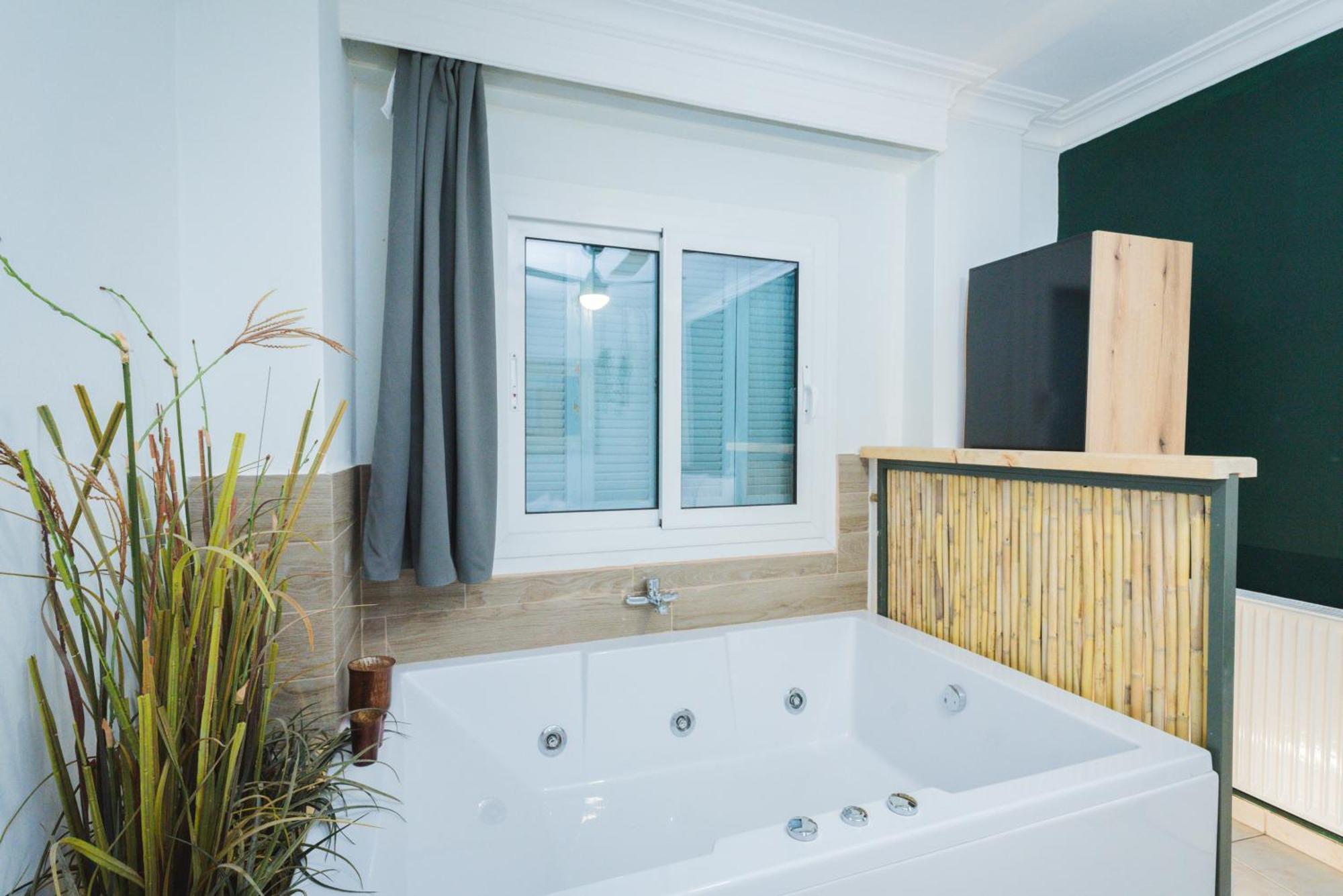 Stylish Apt W Jacuzzi, 5 Min To White Tower Thessaloníki Luaran gambar